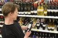 Verbraucher kaufen Wein oft im Supermarkt.jpeg       -  Auf dem Etikett von Weinflaschen gibt es ab Dezember mehr Informationen zu lesen.