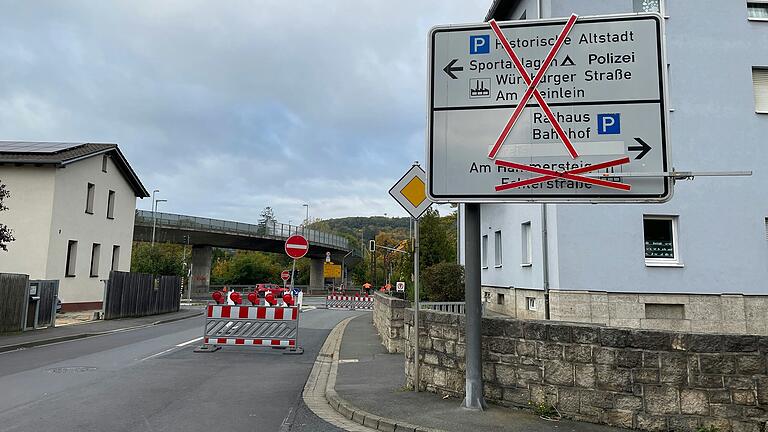 Die Arnsteiner Straße wurde im Zuge der Bauarbeiten für die Lärmschutzwände zur Einbahnstraße. Das sorgt für Verwunderung, da nicht direkt in der Straße gebaut wird.