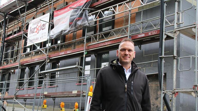 Oberthulba Bürgermeister Mario Götz freut sich: In die „Alte Fabrik“ sollen im nächsten Jahr Hausarzt, Physiotherapie und ein weiterer medizinischer Bereich einziehen.       -  Oberthulba Bürgermeister Mario Götz freut sich: In die „Alte Fabrik“ sollen im nächsten Jahr Hausarzt, Physiotherapie und ein weiterer medizinischer Bereich einziehen.