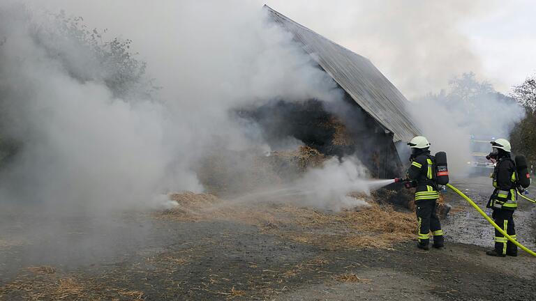 Zahlreiche Atemschutzgeräteträger der Feuerwehren löschten den brennenden Unterstand in Gemeinfeld bei Burgpreppach.