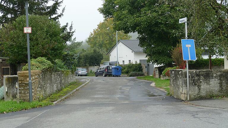 Die Augasse in Thüngen ist in äußerst schlechtem Zustand. Ihre Sanierung wird wohl über eine Million Euro kosten, obwohl die Straße fast nur einseitig bebaut ist.