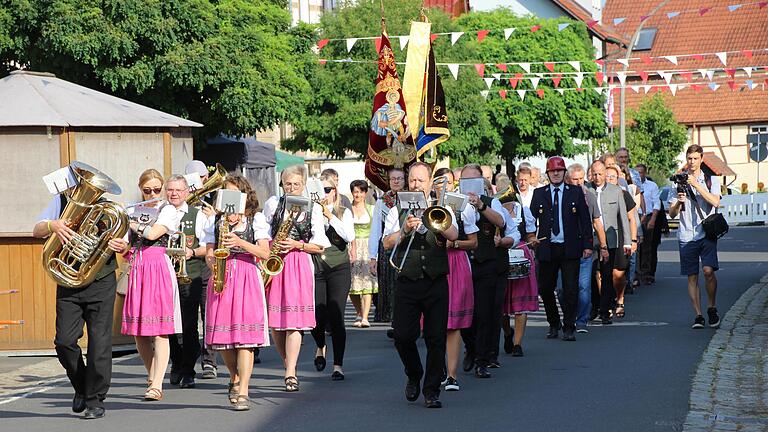 Mit der Kirchenparade wurde die 1200-Jahr-Feier in Machtilshausen eingeläutet.       -  Mit der Kirchenparade wurde die 1200-Jahr-Feier in Machtilshausen eingeläutet.