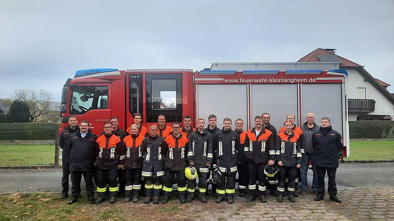 Das Foto zeigt Schiedsrichter Christoph Dülch und Michael Sturm, Niklas Gärtner, Florian Binder, Nadja Hörner, Paul Zölfel, Claudia Hörner, Mirko Dorsch, Leon Gärtner, Sebastian Hertwig, Peter Krauß, Jakob Hertwig, Steffen Brunner, Wolfgang Schäfer, Sascha Bader, Stefan Dietzel, Anja Krauß, Michael Riedmüller, 1.Kommandant Rainer Bock und Schiedsrichter Mario Manfrini.