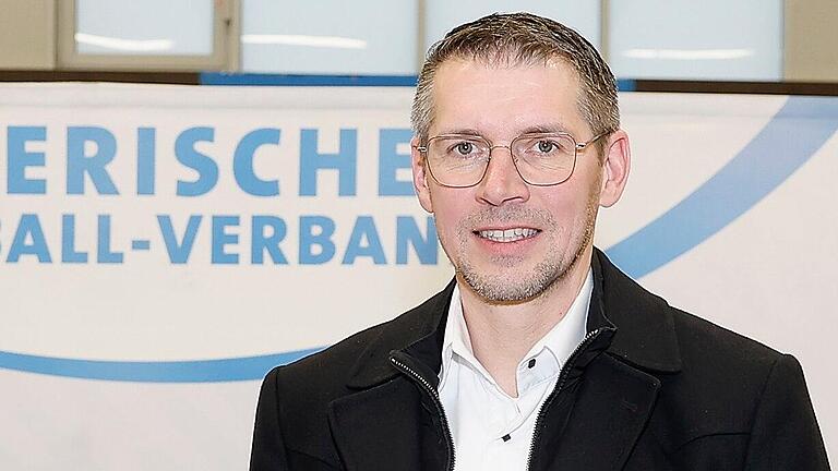 Jürgen Pfau ist Vizepräsident im Bayerischen Fußball-Verband (BFV), BFV-Bezirksvorsitzender für Unterfranken, stand früher im Tor und war lange Zeit auch als Schiedsrichter im Einsatz.&nbsp;