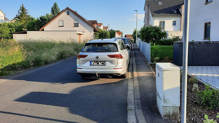 In der Verbindung Dechelmannstraße zum Hederichsweg soll es künftig ein eingeschränktes Halteverbot geben. Hier gibt es nur auf einer Seite einen schmalen Gehweg, der häufig durch parkende Autos zugestellt ist.