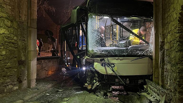 Am Morgen des 15. Januars rammte ein Linienbus das Ochsenfurter Tor in Sommerhausen. Eine Frau wurde schwer verletzt, sechs weitere Personen leicht.