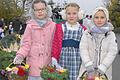 Blumenmädchen beim Albertshöfer Kirchweihumzug: Dem kühlen Novemberwetter angepasst war dieses Trio am Sonntag.