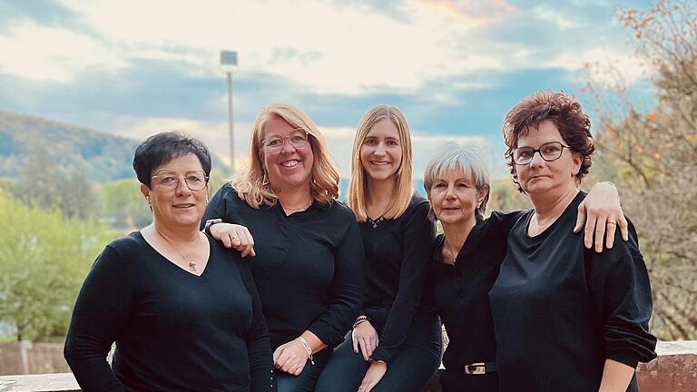 Das Team von Manus Haarmonie (von links): Birgit Schneider, Manuela Greß, Miriam Schaub, Brigitte Zirkelbach und Anja Faltus       -  Das Team von Manus Haarmonie (von links): Birgit Schneider, Manuela Greß, Miriam Schaub, Brigitte Zirkelbach und Anja Faltus