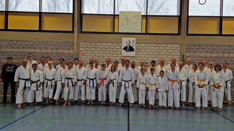 Die Teilnehmenden des 50. Karate-Lehrgangs im Dojo Neubrunn mit den Lehrgangsleitern Herbert Perchtold (6. Dan) und Anja Kaufmann (5. Dan) sowie dem Leiter des Karate-Dojos Neubrunn, Georg Weber (3. Dan).