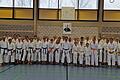 Die Teilnehmenden des 50. Karate-Lehrgangs im Dojo Neubrunn mit den Lehrgangsleitern Herbert Perchtold (6. Dan) und Anja Kaufmann (5. Dan) sowie dem Leiter des Karate-Dojos Neubrunn, Georg Weber (3. Dan).