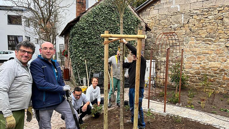 Ehrenamtliche des Obst- und Gartenbauvereins haben das „Rosengärtchen“ fast fertiggestellt. Es wird seine ganze Schönheit im nächsten Frühling entfalten.       -  Ehrenamtliche des Obst- und Gartenbauvereins haben das „Rosengärtchen“ fast fertiggestellt. Es wird seine ganze Schönheit im nächsten Frühling entfalten.