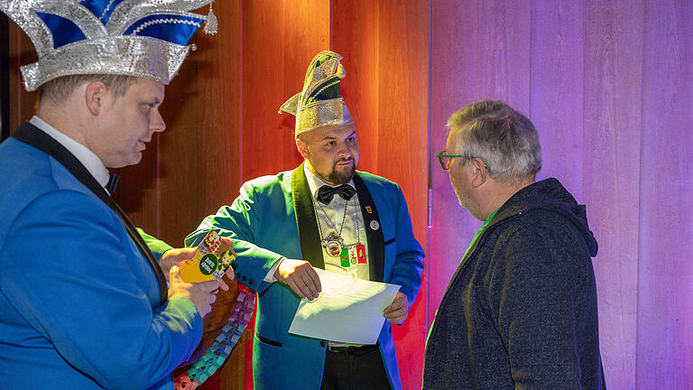 Die Moderatoren Christian Giebfried und Fabian Weber klären musikalische Feinheiten mit Rainer von der Band.