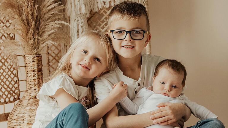 Thea heißt das dritte Kind von Annika und Thomas Schultheis aus Strahlungen. Marie (4) und Henry (7) sind stolz auf ihre kleine Schwester und umsorgen sie liebevoll.