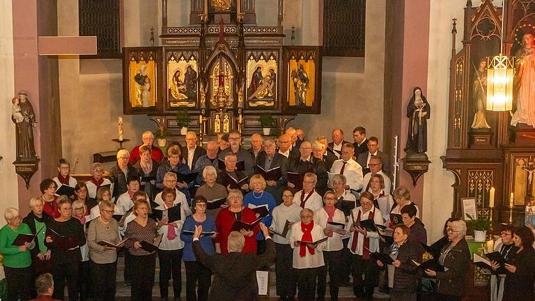 Höhepunkt des Mariensingens: Die drei Chöre Gesangverein Sängerlust Halsbach, Spessartlust Oberndorf und der Singkreis Bischbrunn singen gemeinsam das Marienlied 'Hier knie ich Maria vor deinem Bild'.