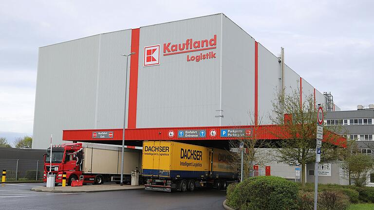 Kaufland wird bis zu 350 von 500 Mitarbeitenden an seinem Standort Donnersdorf entlassen und durch Werkarbeiter ersetzen. Eine entsprechende Nachricht der Gewerkschaft Verdi und des Betriebsrats bestätigte das Unternehmen am Montagnachmittag.