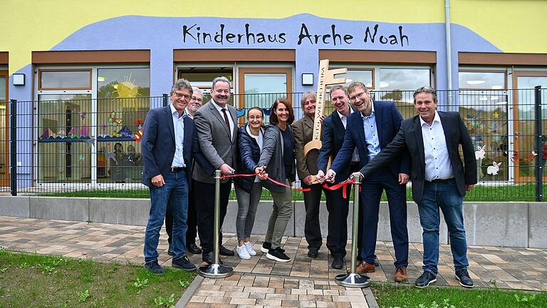 Symbolisch wurde das rote Band zur Eröffnung des neuen Kinderhauses Arche Noah von den Verantwortlichen durchschnitten, während die Kinder bereits die Räumlichkeiten erkunden durften.