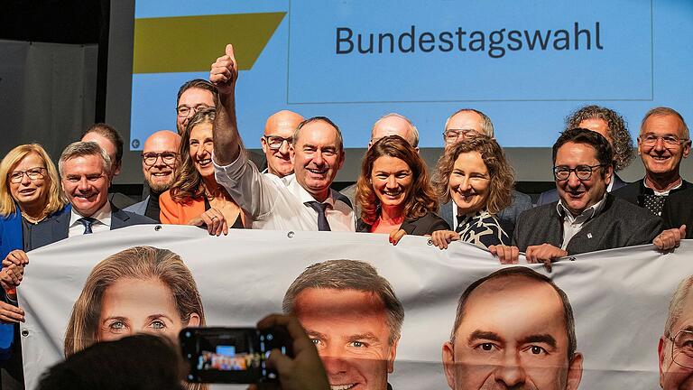 Einmütig nominierten die 700 Freien Wähler am Samstag in Geiselwind (Lkr. Kitzingen) Hubert Aiwanger zum Spitzenkandidaten für die Bundestagswahl.