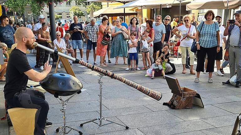 Innenstadtbelebung par excellence: Veranstaltungen wie der Pflasterklang des KulturPackts sind von großer Bedeutung auch für die Händlerinnen und Händler in der Stadt.