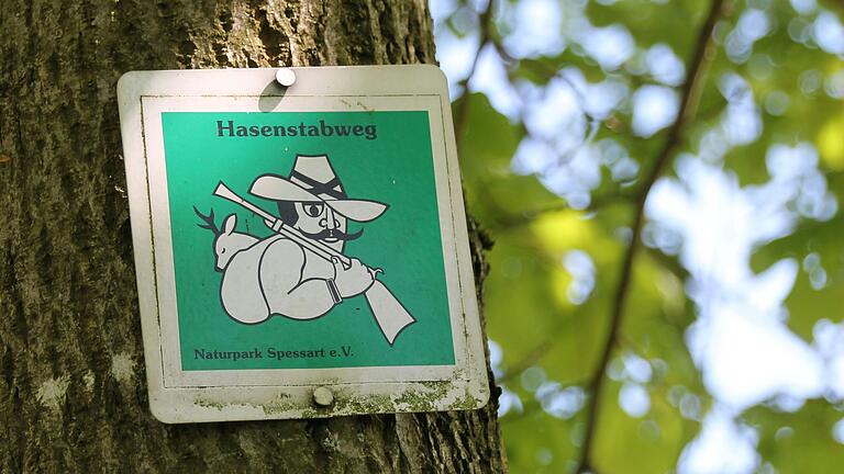 Im Gedenken an den Erzwilddieb Johann Adam Hasenstab gibt es im Spessart bei Rothenbuch den Hasenstabweg.