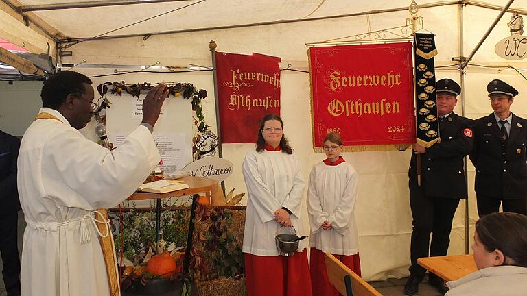 Mit der neuen Standarte, die Pfarrer Tiando (links) segnete, ging für die Freiwillige Feuerwehr Osthausen ein lang gehegter Wunsch in Erfüllung. Das Bild zeigt außerdem (weiter von links) die Ministrantinnen Selina Düchs und Magdalena Hofmann sowie die Kommandaten Thomas Hahn (rechts) und Alexander Graf.