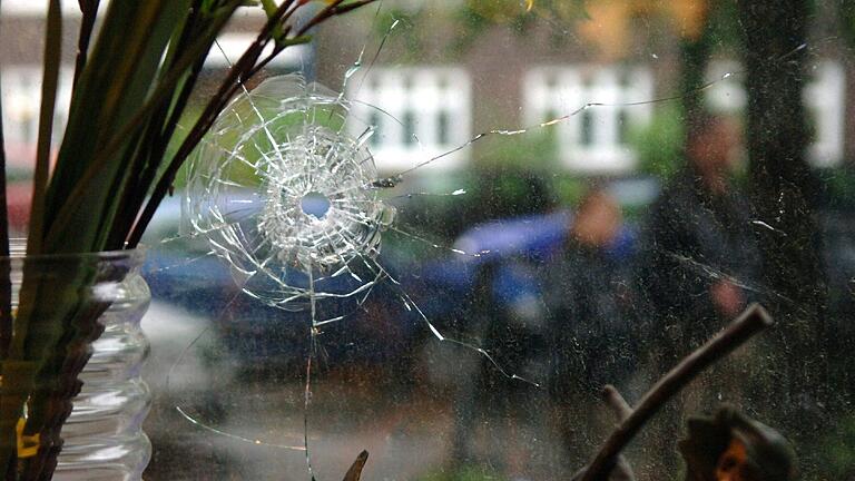 Plötzlich ein Loch in der Glastür: So ging es einem Anwohner am Samstag in Unsleben. (Symbolbild)