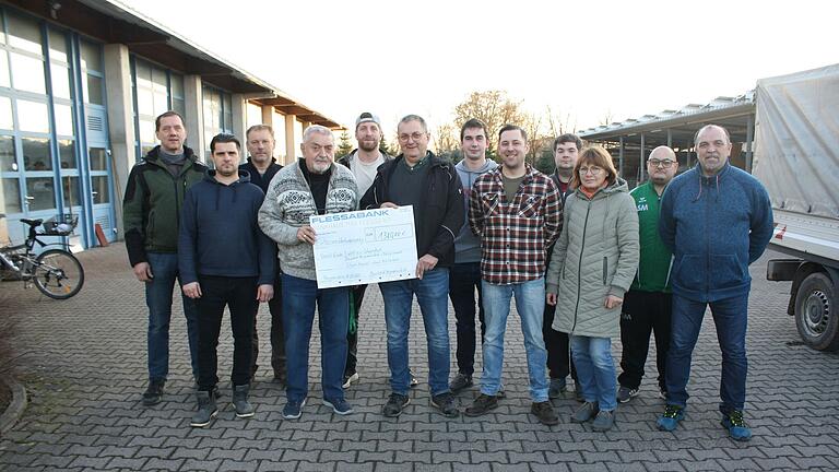 Bei der Spendenübergabe: Heinrich Hackenberg (links) vom Verein zur Hilfe für Kinder der Dritten Welt e.V. freut sich über den Scheck von Bauhofleiter Walter Zeißner (rechts), umrahmt vom Bergrheinfelder Bauhofteam.