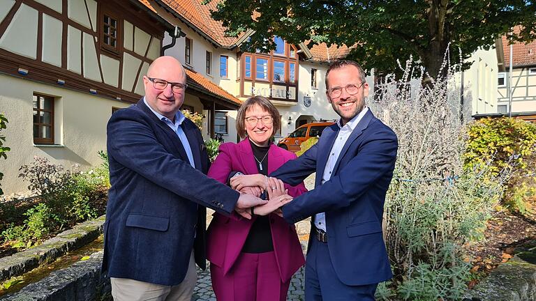 Gemeinsam und Hand in Hand wollen die drei Bürgermeister Tobias Seufert (Bastheim), Sonja Rahm (Schönau) und Björn Denner (Oberelsbach) das Thema 'Windkraft' interkommunal angehen.