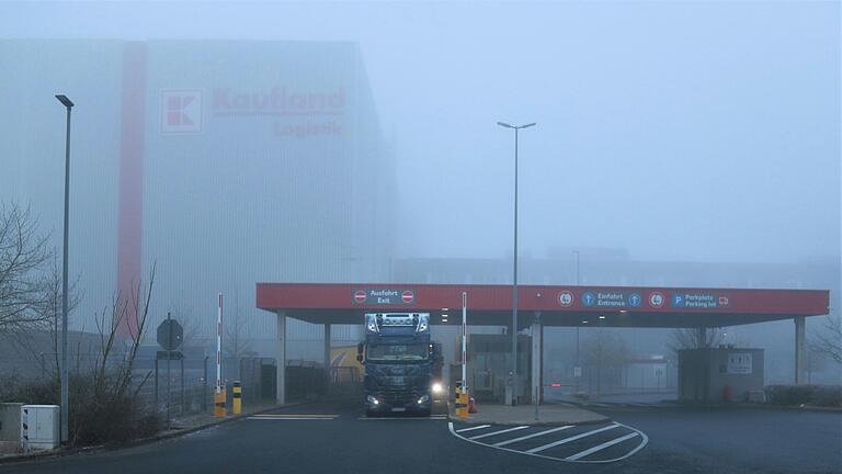 In dichten Nebel gehüllt ist das Kaufland-Logistiklager in Donnersdorf am Tag nach der Ankündigung des Stellenabbaus von 350 der über 500 Beschäftigten. Vieles ist derzeit noch im Unklaren, selbst für die Gewerkschaft Verdi und den Betriebsrat.