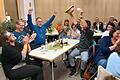 Jubel an Tisch 1, Anerkennungsapplaus der anderen: 'TEAM JJ' hat das erste Marktheidenfelder Kneipenquiz in der Stadtbibliothek gewonnen. Von links: Alexandra, Erwin, Jens, Marlies und Jan.