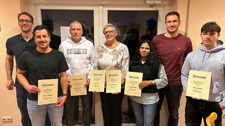 Das Foto zeigt 1. Vorstand Thomas Volkamer, Domenic Spiller, Enrico Smykala, Ute Ernst-Auer, Ajantha Maier, 2. Vorstand Jochen Bansemir und Jona Meidel.