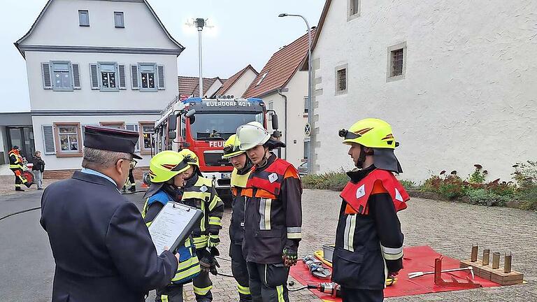 Bei einem simulierten Unfall zeigten die Feuerwehrleute aus Euerdorf und Umgebung, was sie können.       -  Bei einem simulierten Unfall zeigten die Feuerwehrleute aus Euerdorf und Umgebung, was sie können.