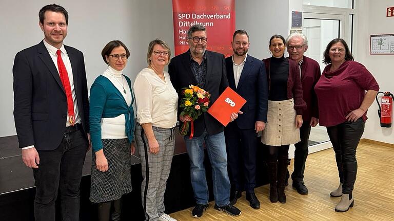 SPD-Vorsitzender Holger Schmitt (von links), Kreisrätin Dr. Barbara Helmreich, SPD Kreisvorsitzende Martina Braum, der Geehrte für 40 Jahre Uwe Klein, MdB Markus Hümpfer, Gemeinderäte Ute Hofmann, Rainer Patzke und Angelika Markert