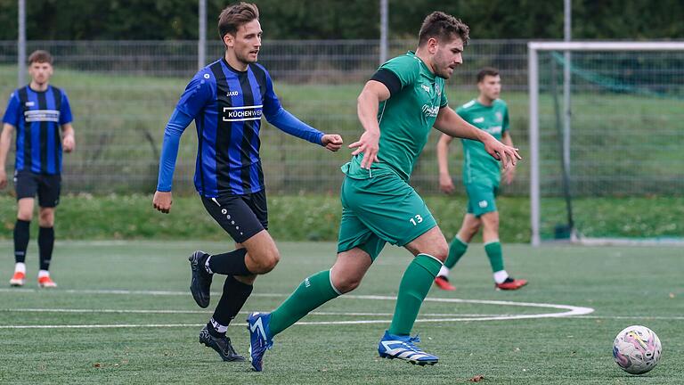 Niklas Henninger (rechts) behauptet in dieser Szene den Ball gegen Tizian Mittereder von der SpVgg SV Weiden: Die Abtswinder gewannen ihr Heimspiel in der Fußball-Bayernliga Nord gegen die Oberpfälzer, Henninger erzielte ein Tor.