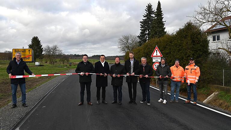 Dezernent Werner Rüger (von links), Landrat Christoph Schauder, Landtagsvizepräsident Prof. Dr. Wolfgang Reinhart, Bürgermeister Joachim Döffinger, Matthias Sturm (Sachgebietsleiter Regierungspräsidium Stuttgart), Ingolf und Sven Klärle (Firma Dvorak), Michael Suppinger und Amtsleiter Markus Metz (beide Straßenbauamt) eröffneten die L 513 am Ortsende von Assamstadt.