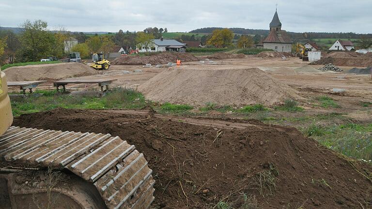 Im Kraisdorfer Baugebiet Sand geht es gut voran. Der Kanal ist fertig, jetzt werden Trinkwasser und Strom verlegt und die Hausanschlüsse gesetzt.