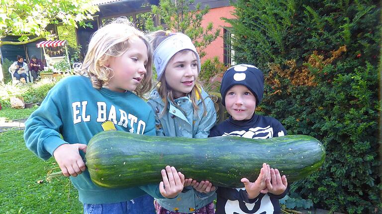 Sam,Leni und Josh (von links) hatten schwer zu tragen an der großen Zucchini.