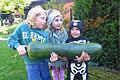 Sam,Leni und Josh (von links) hatten schwer zu tragen an der großen Zucchini.