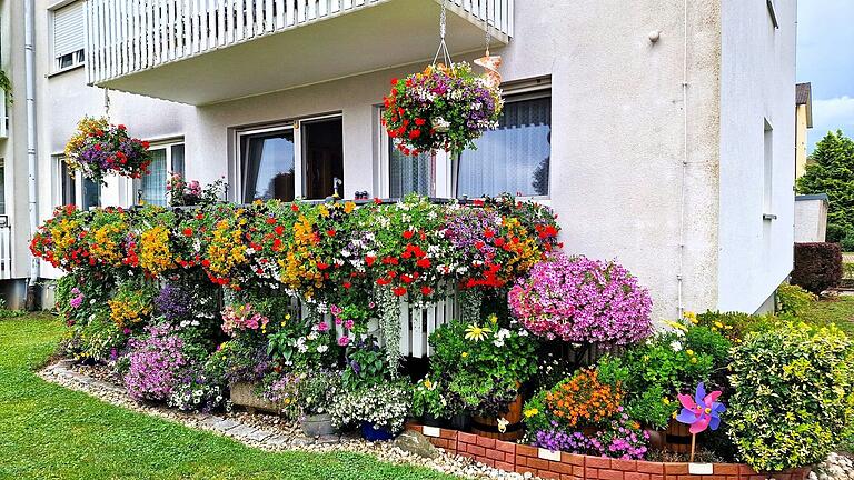 Eine Augenweide war auch heuer wieder der Blumenschmuck der Eheleute Annegret und Helmut Grieb. Dafür gab es die Erste Platz-Prämie von 50 Euro.