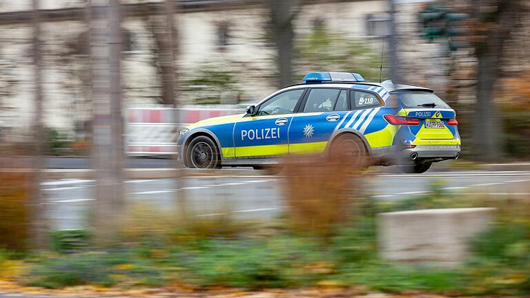 In Aub (Lkr. Würzburg) saß ein Mann in seinem Vorgarten auf einen gestohlenen Jägerzaun gestürzt, als die Polizei eintraf. (Symbolbild)