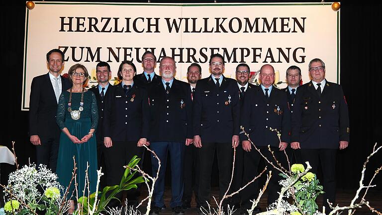 Ehrung für herausragenden Einsatz im Dienst der Gemeinde (von links): Landrat Florian Töpper, Bürgermeisterin Bettina Bärmann, Florian Ammon (Erster Kommandant Feuerwehr Niederwerrn),  Jubilarin Corinna Zeißner, Christian Hahn (Erster Kommandant Feuerwehr Oberwerrn), Jubilar und Zweiter Bürgermeister Thomas Wohlfahrt, Kreisbrandinspektor Andreas Schraut, Jubilar Daniel Kraus (Zweiter Kommandant Feuerwehr Oberwerrn), der designierte neue Kreisbrandrat Alexander Bönig, Jubilar Andreas Craßer, Kreisbrandmeister Matthias Steinmüller sowie Kreisbrandrat Holger Strunk.