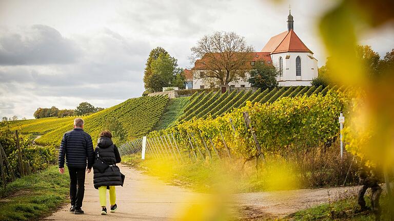 Menschen gehen am Sonntag in den Weinbergswegen bei der Vogelsburg nahe Volkach (Lkr. Kitzingen) sparzieren. Abseits der herbstlichen Natur war in vielen Gemeinden einiges an Veranstaltungen geboten. Die schönsten Fotos vom Wochenende in Unterfranken.