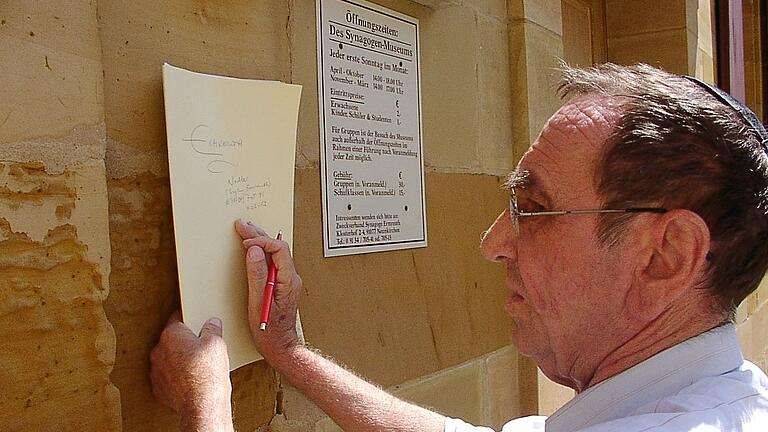 Unermüdlich unterwegs auf den Spuren der jüdischen Geschichte in Bayern: Michael Schneeberger (1949-2014). Das Foto entstand an der ehemaligen Synagoge in Ermreuth (Lkr. Forchheim).&nbsp;