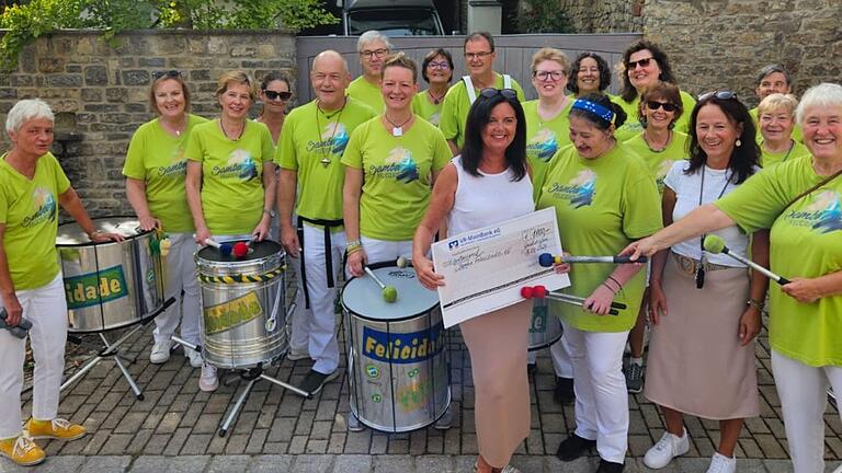 Die VR-MainBank eG unterstützt den Verein Samba Felicidade mit einer Spende über 1.000 Euro für die Neuanschaffung von Musikinstrumenten (von links): Linda Böhm und Karin Göbel (VR-MainBank eG, Geschäftsstelle Bergtheim), Christine Schäfer (Bereichsleiterin der VR-MainBank eG und aktive Musikerin im Verein). Rechts außen:  Stefanie Winkler (Vorständin Samba Felicidade).