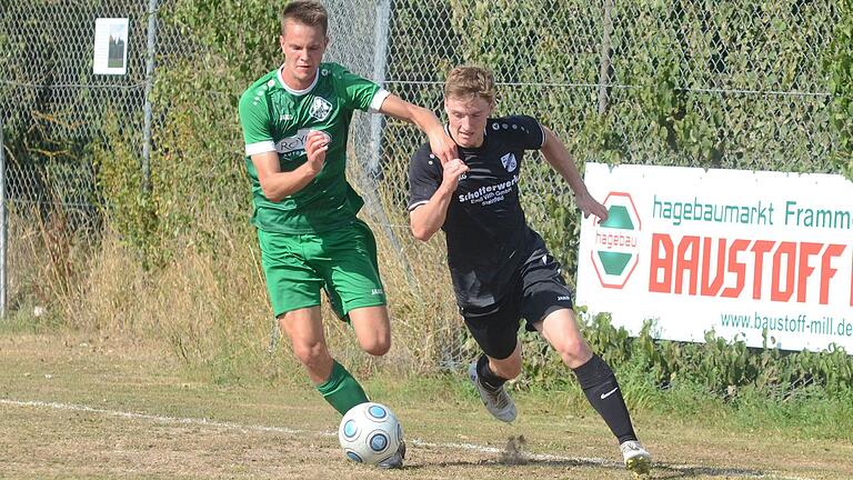 Marcel Trebeß (rechs, hier auf einem Archivbild bedrängt vom Karlstadter Luca Röder) brachte den FV Steinfeld/Hausen-Rohrbach nach einem 0:4-Rückstand gegen den TSV Homburg in Führung.