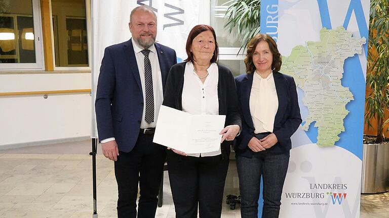 Roswitha Dorscheid (Mitte) wurde für ihr ehrenamtliches Engagement in ihrer Heimatgemeinde Eisingen mit dem Ehrenzeichen des Bayerischen Ministerpräsidenten ausgezeichnet. Landrat Thomas Eberth und Eisingens Bürgermeisterin Ursula Engert (rechts) gratulierten der Geehrten und dankten ihr für ihren außergewöhnlichen Einsatz.