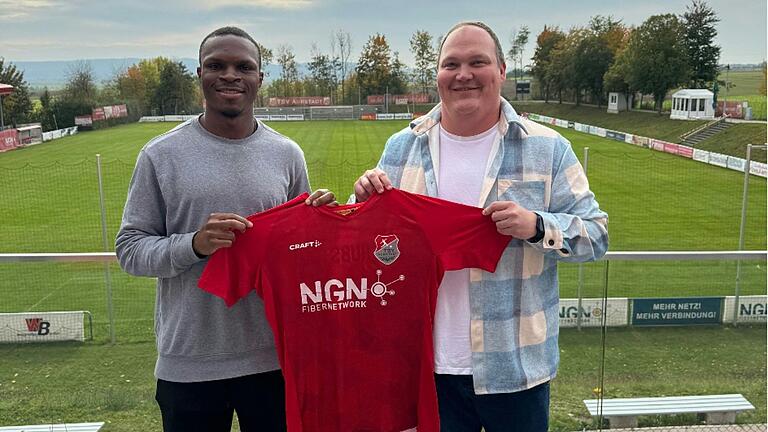 Stefan Abschütz (rechts), zweiter Vorsitzender des TSV Aubstadt, freut sich über die Verpflichtung von Oluwabori Falaye (links).