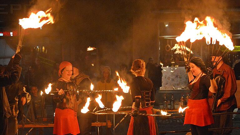 Die Feuershow am Samstagabend war wohl das Highlight des Mittelaltermarktes am Wochenende auf dem Bad Neustädter Marktplatz.