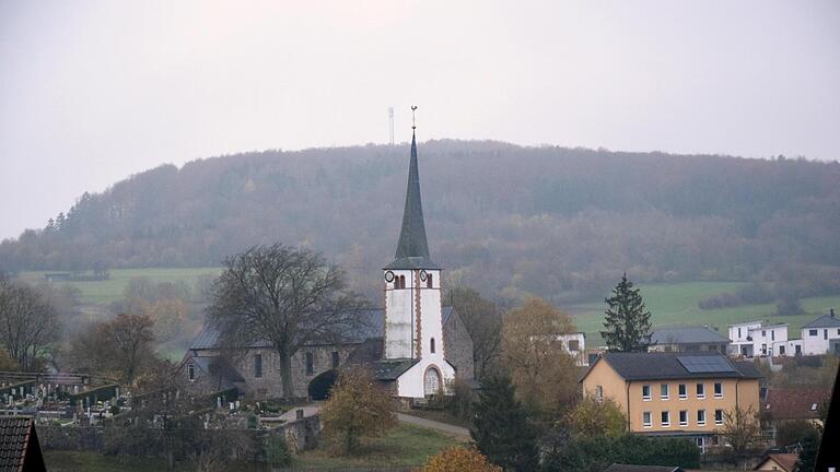 Die Pfarrkirche St. Anna in Schondra mit Pfarrhaus  und Friedhof. Sollte keine Kirchenverwaltung gefunden werden, könnte dies dramatische Folgen für Kirche und ihre Einrichtungen haben.       -  Die Wahl des 2. Bürgermeisters in Schondra verlief erneut erfolglos. Aber was kommt jetzt?