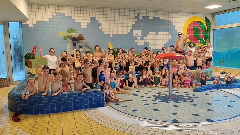 Auch in diesem Jahr war die Iphöfer Stadtmeisterschaft im Schwimmen ein großer Erfolg. Mit rund 60 Teilnehmern der 32. Iphöfer Stadtjugendmeisterschaft im Schwimmen freuten sich die Vorsitzenden des Förderkreises Hallenbad Ruth Holfelder, der diesjährige sportliche Leiter Hilar Burkhard und die Sportbeauftragte Peggy Knauer. Nach der Ehrung posierten die Kinder für ein Foto strahlend im Planschbecken des Iphöfer Hallenbades.