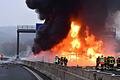 Großeinsatz auf der Autobahn: Bei einem Unfall auf der A3 am Autobahndreieck Würzburg-West explodierte am 12. Dezember 2020 die Ladung eines verunglückten Lastwagens.